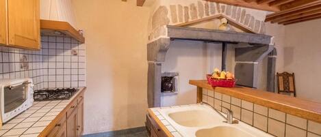 Fridge, microwave, oven, coffee/tea maker