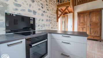 Een koelkast, een microgolfoven, een oven, een vaatwasser