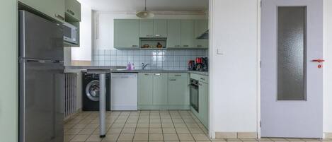 Jääkaappi, mikroaaltouuni, uuni, astianpesukone