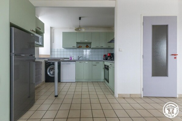 Kühlschrank, Mikrowelle, Ofen, Geschirrspüler