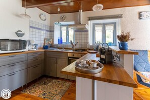 Kylskåp, mikrovågsugn, ugn och kaffe- och tebryggare