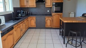 Coffee/tea maker, fridge, microwave, oven - Gîte des Mésanges - Nebouzat (NEBOUZAT)