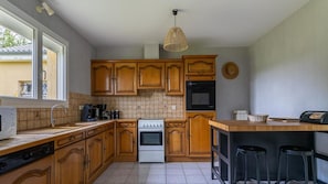 Kühlschrank, Mikrowelle, Ofen, Geschirrspüler