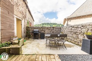 Outdoor dining - L'art Gîte - Besse ET Saint Anastaise (BESSE ET SAINT ANASTAISE)