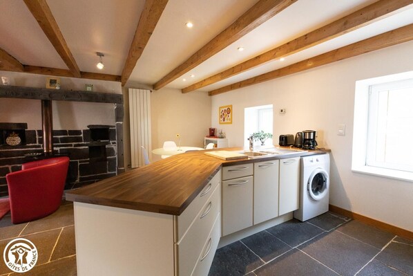 Réfrigérateur, micro-ondes, four, cafetière/bouilloire