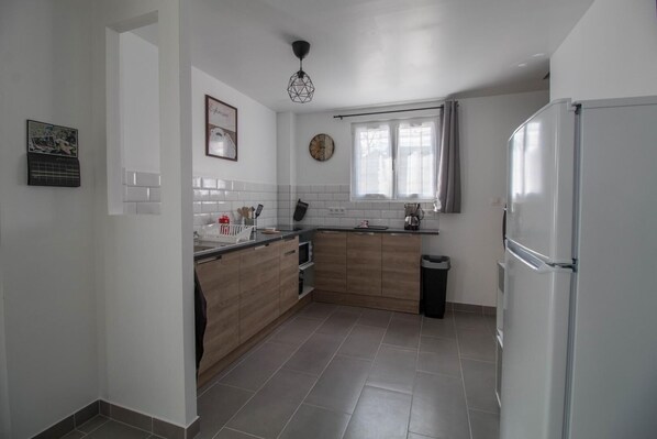 Réfrigérateur, micro-ondes, four, cafetière/bouilloire