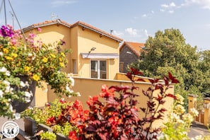 Stunning garden views surround this charming residence with an entrance and satellite TV.