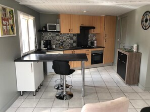 Geladeira, micro-ondas, fogão, lava-louças