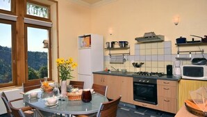 Cafetera y tetera, refrigerador, microondas y horno 