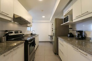 Fridge, microwave, oven, stovetop - Lovely 3BR with Balcony in Miraflores (Miraflores)