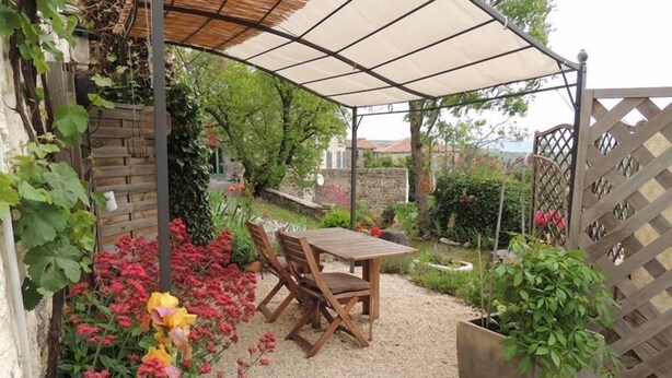 Outdoor dining - La Lucarne - Gîtes des Pailhas (MONTAIGUT-LE-BLANC)