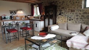 TV, fireplace - La Lucarne - Gîtes des Pailhas (MONTAIGUT-LE-BLANC)