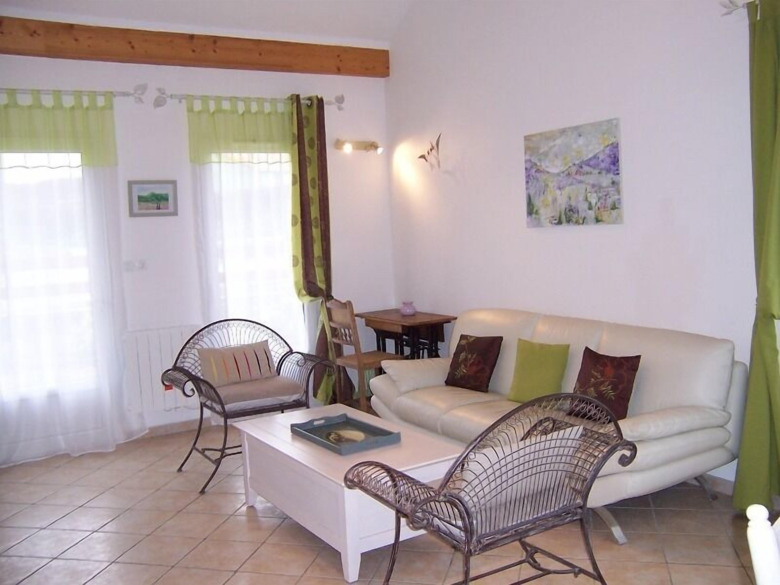 Televisión y chimenea 