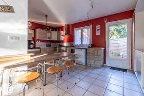 Réfrigérateur, four à micro-ondes, un four, lave-vaisselle