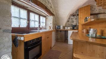 Een koelkast, een microgolfoven, een oven, een vaatwasser