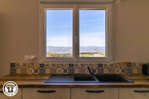 Réfrigérateur, four à micro-ondes, un four, lave-vaisselle