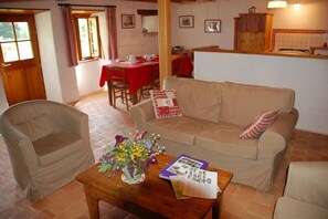 TV, caminetto, lettore DVD