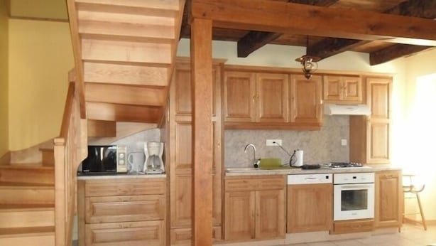 Cafetera y tetera, refrigerador, microondas y horno