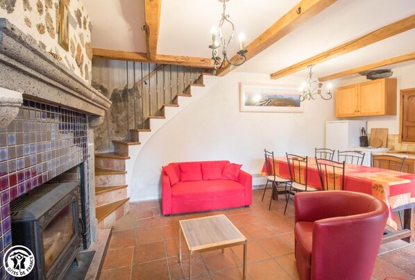 TV, fireplace