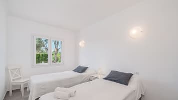 4 bedrooms, iron/ironing board, free WiFi, bed sheets