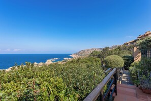 Property grounds - Holiday Home "Villetta Duplex Breathtaking View" with Sea View, 2 Private Terraces and Wi-Fi (Costa Paradiso)