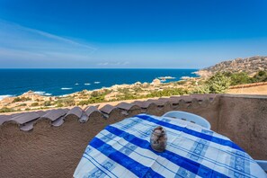 Outdoor dining - Holiday Home "Villetta Duplex Breathtaking View" with Sea View, 2 Private Terraces and Wi-Fi (Costa Paradiso)
