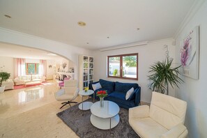 Interior - Belmonte Lux Family Villa with Sea View, Pool, Terrace & Wi-Fi (l'Alfàs del Pi)