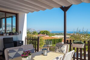 Outdoor dining - Belmonte Lux Family Villa with Sea View, Pool, Terrace & Wi-Fi (l'Alfàs del Pi)