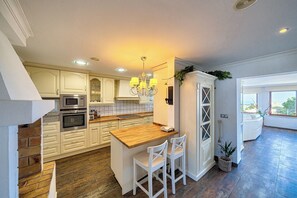 Geladeira, micro-ondas, fogão, cooktop