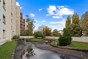 Property grounds - Free Parking – Chic and Cozy in Villeurbanne – All Inclusive (villeurbanne)