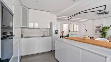 Een koelkast, een magnetron, een kookplaat, een vaatwasser