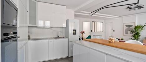 Réfrigérateur, micro-ondes, plaque de cuisson, lave-vaisselle