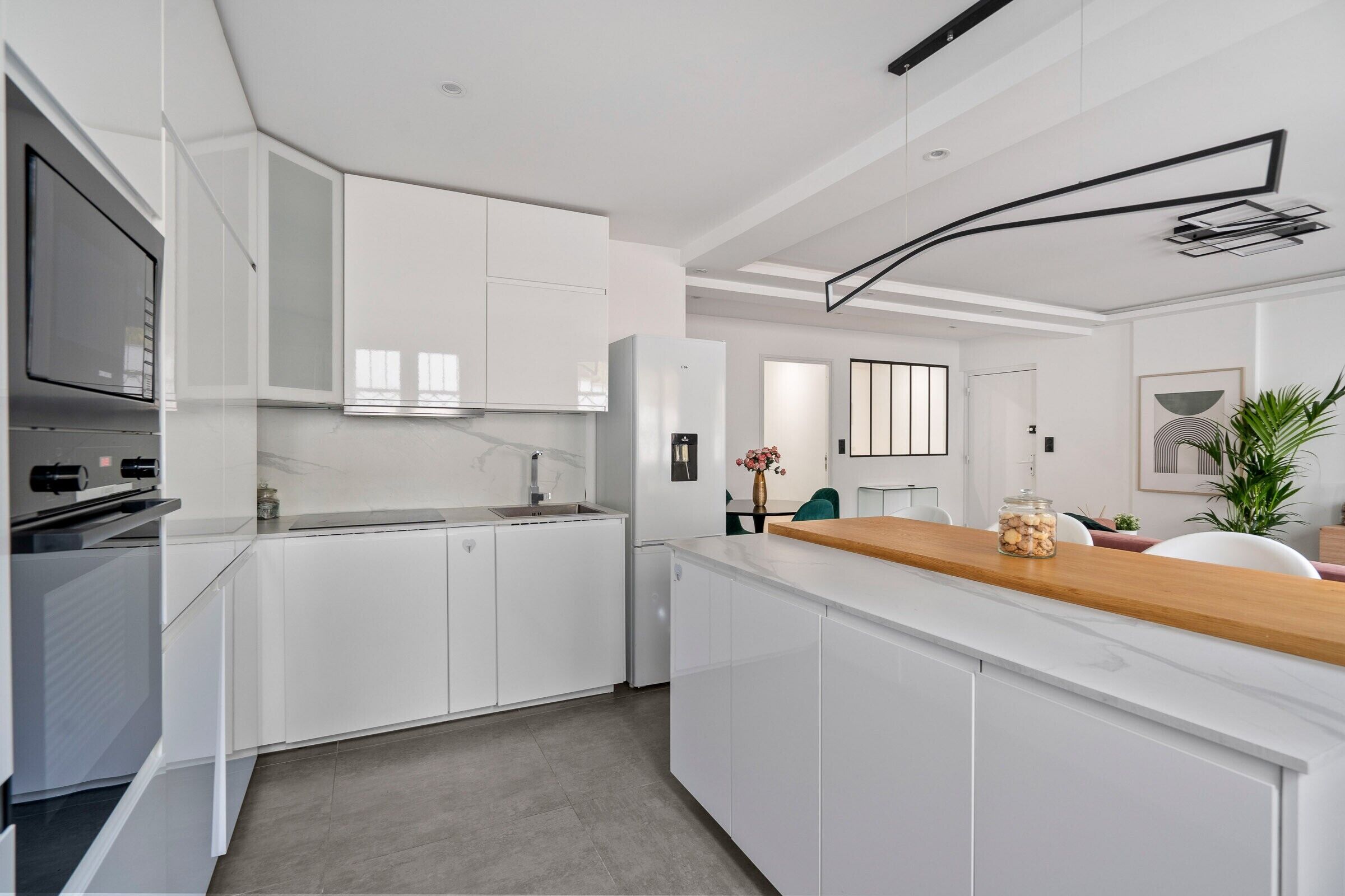 Réfrigérateur, micro-ondes, plaque de cuisson, lave-vaisselle