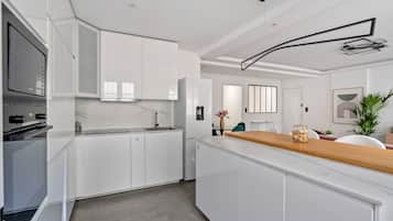 Réfrigérateur, micro-ondes, plaque de cuisson, lave-vaisselle