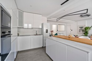 Kühlschrank, Mikrowelle, Herdplatte, Geschirrspüler