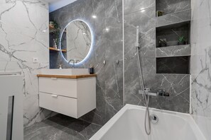 Bañera, secador de pelo, toallas