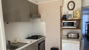 Coffee/tea maker, fridge, microwave, oven
