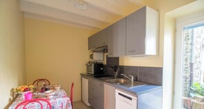 Fridge, microwave, oven, dishwasher - Les Canaillous - Charbonnieres-les-varennes (CHARBONNIERES-LES-VARENNES)