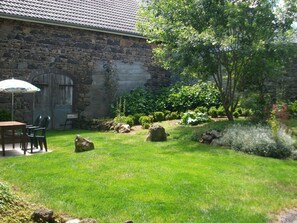 Terrace/patio - Les Canaillous - Charbonnieres-les-varennes (CHARBONNIERES-LES-VARENNES)