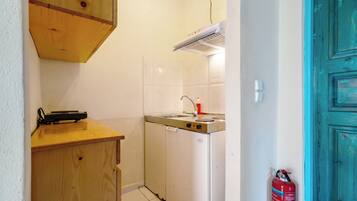 Fridge, oven, stovetop, cookware/dishes/utensils