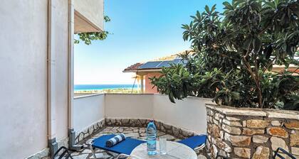 Appartement "Lefkothea 3" avec vue sur la mer, balcon et Wi-Fi.