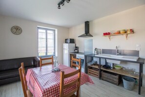 Fridge, microwave, oven, coffee/tea maker