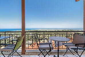 Outdoor dining - Apartment "Lefkothea 4" with Sea View, Balcony & Wi-Fi (Lefkada)