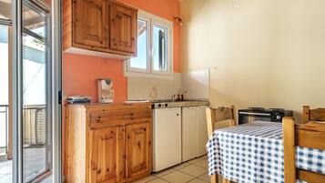 Fridge, oven, stovetop, cookware/dishes/utensils