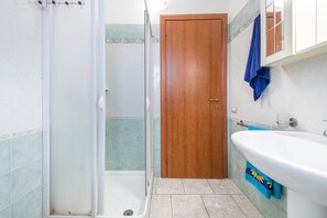 Douche, sèche-cheveux, serviettes fournies