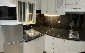 Frigorifero, microonde, forno, piano cottura