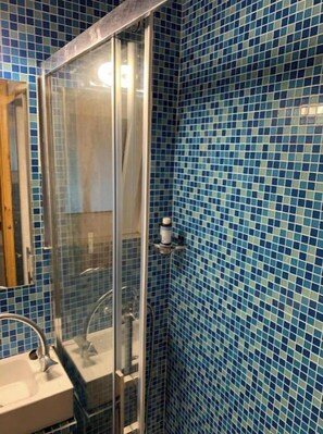Douche, sèche-cheveux, serviettes fournies