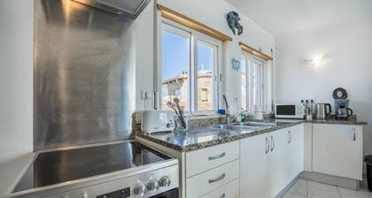 Holiday Home "Casa Da Paz" with Sea View, Private Terraces & Wi-Fi