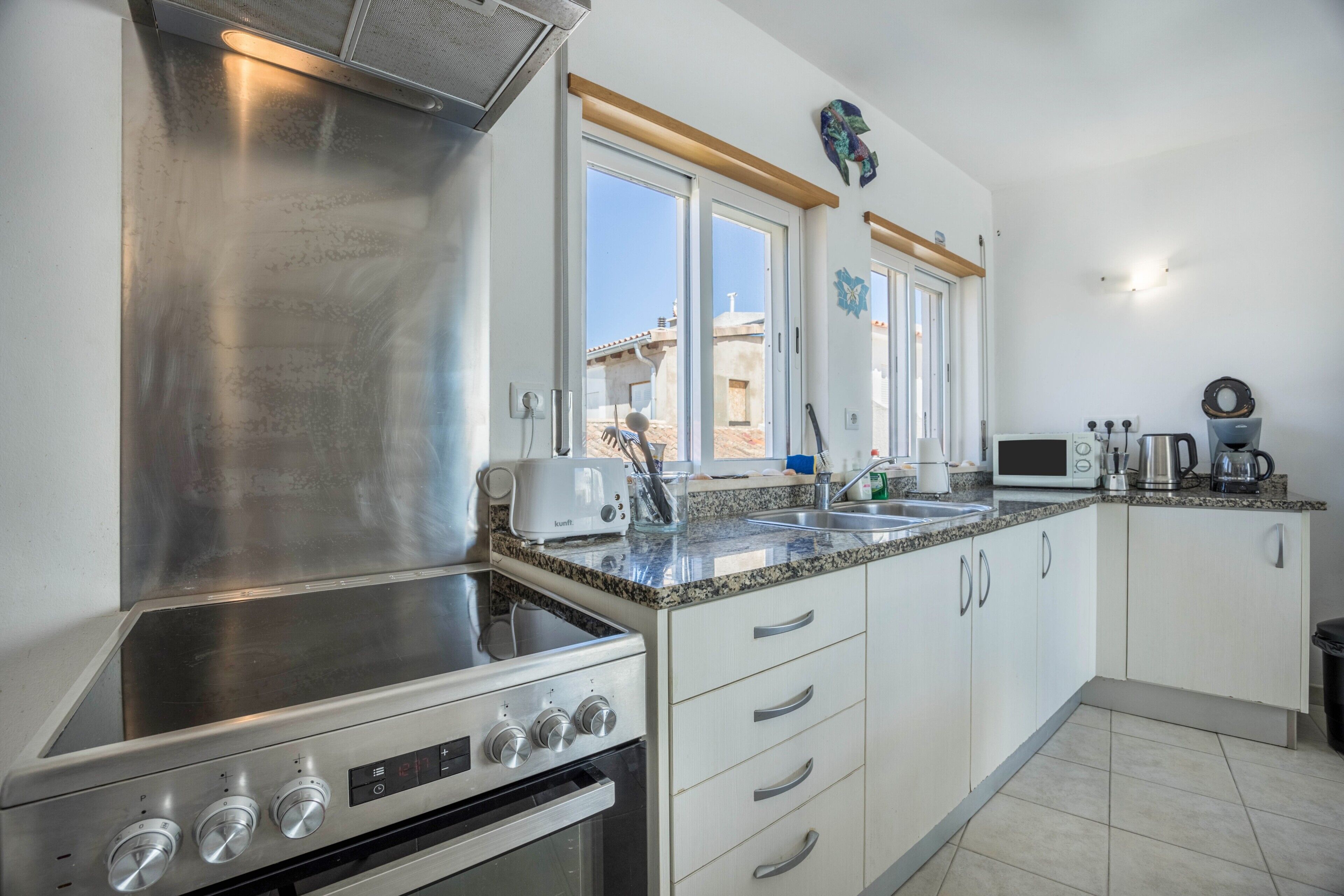 Kylskåp, mikrovågsugn, ugn och spishäll