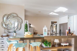 Jääkaappi, mikroaaltouuni, uuni, liesi